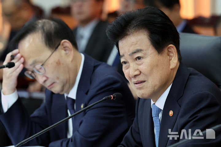 [서울=뉴시스] 박주성 기자 = 정동영 통일부 장관이 7일 오전 서울 남북회담본부에서 열린 통일부, 북한이탈주민지원재단, 남북교류협력지원협회, 민주평화통일자문회의사무처 국정감사에서 의원들의 질의에 답하고 있다. 2026.10.07. park7691@newsis.com