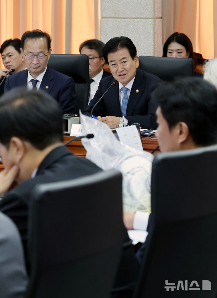 [서울=뉴시스] 박주성 기자 = 정동영 통일부 장관이 7일 오전 서울 남북회담본부에서 열린 통일부, 북한이탈주민지원재단, 남북교류협력지원협회, 민주평화통일자문회의사무처 국정감사에서 의원들의 질의에 답하고 있다. 2026.10.07. park7691@newsis.com