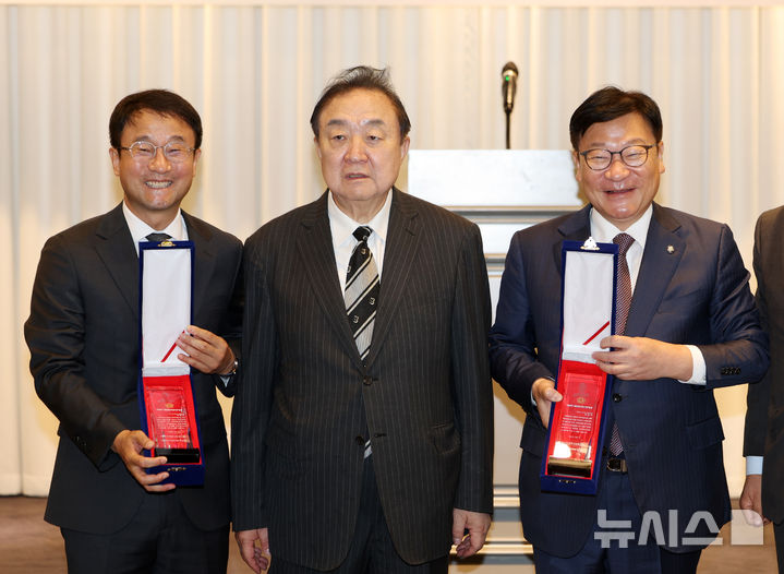 [서울=뉴시스] 김명년 기자 = 한병도 더불어민주당 원내대표와 정점식 국민의힘 원내대표가 7일 오전 서울 여의도 켄싱턴 호텔에서 열린 헌정회 58주년 창립기념식에서 정대철 회장에게 헌정대상을 수상한 후 기념촬영하고 있다. 2026.10.07. kmn@newsis.com