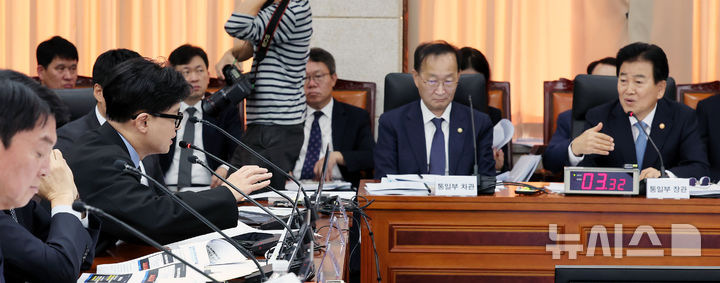 [서울=뉴시스] 박주성 기자 = 정동영 통일부 장관(오른쪽)과 무소속 한동훈 의원이 7일 오전 서울 남북회담본부에서 열린 통일부, 북한이탈주민지원재단, 남북교류협력지원협회, 민주평화통일자문회의사무처 국정감사에서 북한군 지뢰 관련 설전을 벌이고 있다. 2026.10.07. park7691@newsis.com