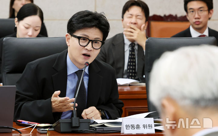 [서울=뉴시스] 박주성 기자 = 무소속 한동훈 의원이 7일 오전 서울 남북회담본부에서 열린 통일부, 북한이탈주민지원재단, 남북교류협력지원협회, 민주평화통일자문회의사무처 국정감사에서 정동영 통일부 장관에게 질의하고 있다. 2026.10.07. park7691@newsis.com