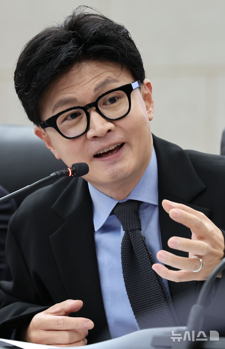 [서울=뉴시스] 박주성 기자 = 무소속 한동훈 의원이 7일 오전 서울 남북회담본부에서 열린 통일부, 북한이탈주민지원재단, 남북교류협력지원협회, 민주평화통일자문회의사무처 국정감사에서 정동영 통일부 장관에게 질의하고 있다. 2026.10.07. park7691@newsis.com