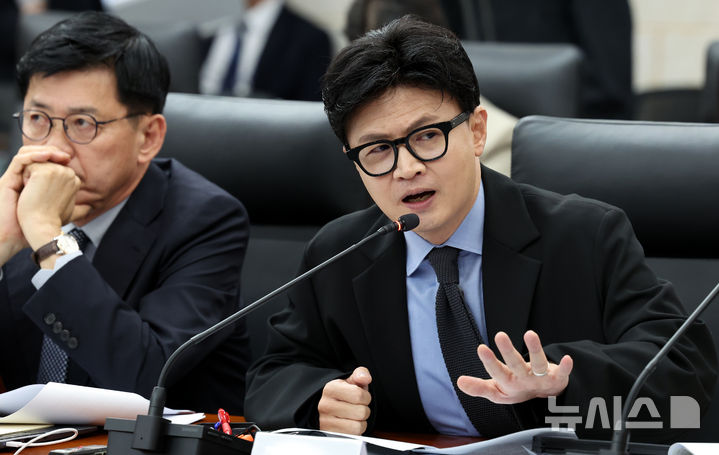 [서울=뉴시스] 박주성 기자 = 무소속 한동훈 의원이 7일 오전 서울 남북회담본부에서 열린 통일부, 북한이탈주민지원재단, 남북교류협력지원협회, 민주평화통일자문회의사무처 국정감사에서 정동영 통일부 장관에게 질의하고 있다. 2026.10.07. park7691@newsis.com
