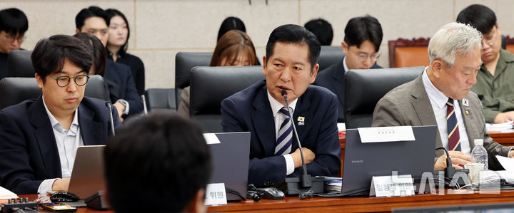 [서울=뉴시스] 박주성 기자 = 더불어민주당 정청래 의원이 7일 오전 서울 남북회담본부에서 열린 통일부, 북한이탈주민지원재단, 남북교류협력지원협회, 민주평화통일자문회의사무처 국정감사에서 정동영 통일부 장관에게 질의하고 있다. 2026.10.07. park7691@newsis.com