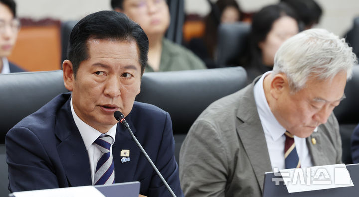 [서울=뉴시스] 박주성 기자 = 더불어민주당 정청래 의원이 7일 오전 서울 남북회담본부에서 열린 통일부, 북한이탈주민지원재단, 남북교류협력지원협회, 민주평화통일자문회의사무처 국정감사에서 정동영 통일부 장관에게 질의하고 있다. 2026.10.07. park7691@newsis.com