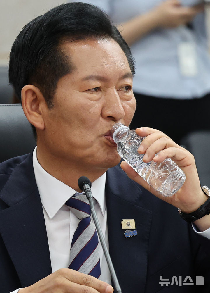 [서울=뉴시스] 박주성 기자 = 더불어민주당 정청래 의원이 7일 오전 서울 남북회담본부에서 열린 통일부, 북한이탈주민지원재단, 남북교류협력지원협회, 민주평화통일자문회의사무처 국정감사에서 물을 마시고 있다. 2026.10.07. park7691@newsis.com