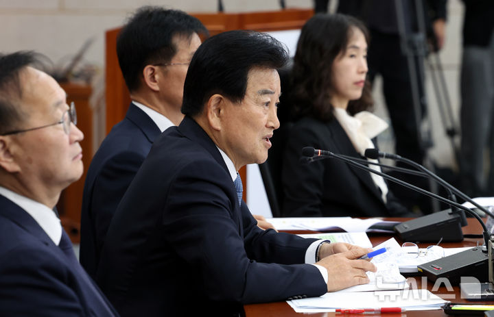 [서울=뉴시스] 박주성 기자 = 정동영 통일부 장관이 7일 오전 서울 남북회담본부에서 열린 통일부, 북한이탈주민지원재단, 남북교류협력지원협회, 민주평화통일자문회의사무처 국정감사에서 의원들의 질의에 답하고 있다. 2026.10.07. park7691@newsis.com