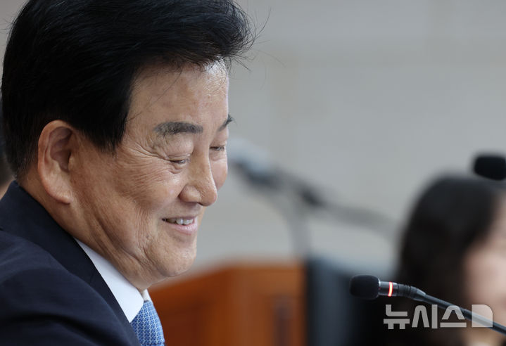 [서울=뉴시스] 박주성 기자 = 정동영 통일부 장관이 7일 오전 서울 남북회담본부에서 열린 통일부, 북한이탈주민지원재단, 남북교류협력지원협회, 민주평화통일자문회의사무처 국정감사에서 의원들의 질의를 들으며 웃고 있다. 2026.10.07. park7691@newsis.com