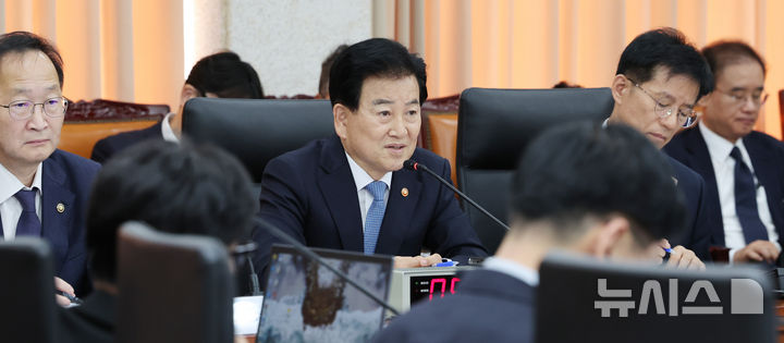[서울=뉴시스] 박주성 기자 = 정동영 통일부 장관이 7일 오전 서울 남북회담본부에서 열린 통일부, 북한이탈주민지원재단, 남북교류협력지원협회, 민주평화통일자문회의사무처 국정감사에서 의원들의 질의에 답하고 있다. 2026.10.07. park7691@newsis.com