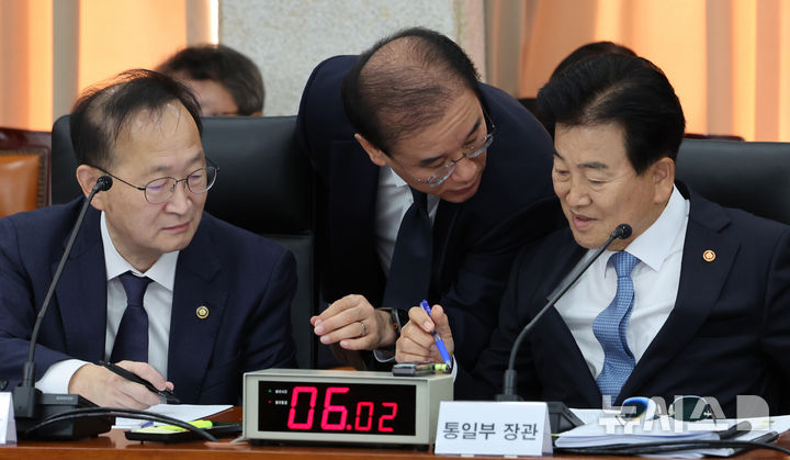 [서울=뉴시스] 박주성 기자 = 정동영 통일부 장관이 7일 오전 서울 남북회담본부에서 열린 통일부, 북한이탈주민지원재단, 남북교류협력지원협회, 민주평화통일자문회의사무처 국정감사에서 통일부 관계자와 이야기를 나누고 있다. 2026.10.07. park7691@newsis.com
