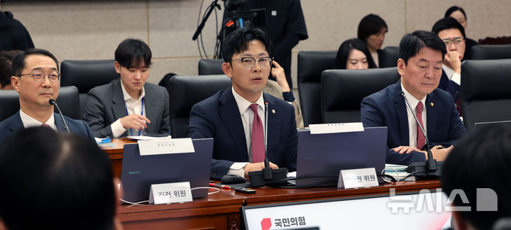 [서울=뉴시스] 박주성 기자 = 국민의힘 박충권 의원이 7일 오전 서울 남북회담본부에서 열린 통일부, 북한이탈주민지원재단, 남북교류협력지원협회, 민주평화통일자문회의사무처 국정감사에서 발언을 하고 있다. 2026.10.07. park7691@newsis.com
