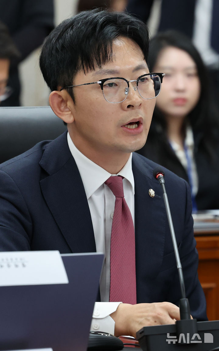 [서울=뉴시스] 박주성 기자 = 국민의힘 박충권 의원이 7일 오전 서울 남북회담본부에서 열린 통일부, 북한이탈주민지원재단, 남북교류협력지원협회, 민주평화통일자문회의사무처 국정감사에서 발언을 하고 있다. 2026.10.07. park7691@newsis.com