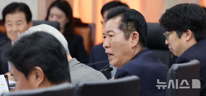[서울=뉴시스] 박주성 기자 = 더불어민주당 정청래 의원이 7일 오전 서울 남북회담본부에서 열린 통일부, 북한이탈주민지원재단, 남북교류협력지원협회, 민주평화통일자문회의사무처 국정감사에서 정동영 통일부 장관에게 질의하고 있다. 2026.10.07. park7691@newsis.com