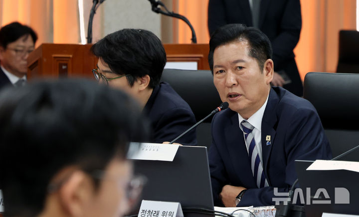 [서울=뉴시스] 박주성 기자 = 더불어민주당 정청래 의원이 7일 오전 서울 남북회담본부에서 열린 통일부, 북한이탈주민지원재단, 남북교류협력지원협회, 민주평화통일자문회의사무처 국정감사에서 정동영 통일부 장관에게 질의하고 있다. 2026.10.07. park7691@newsis.com