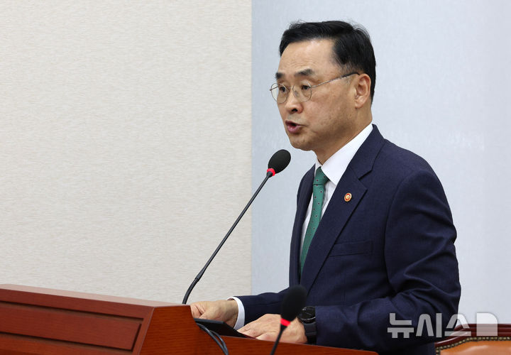 [서울=뉴시스] 고범준 기자 = 차정인 국가교육위원장이 7일 서울 여의도 국회에서 열린 교육위원회 국정감사(교육부 등)에서 업무보고를 하고 있다. 2026.10.07. bjko@newsis.com