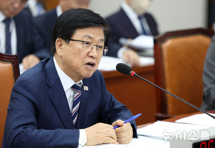 [서울=뉴시스] 고범준 기자 = 최교진 교육부 장관이 7일 서울 여의도 국회에서 열린 교육위원회 국정감사(교육부 등)에서 의원 질의에 답변하고 있다. 2026.10.07. bjko@newsis.com