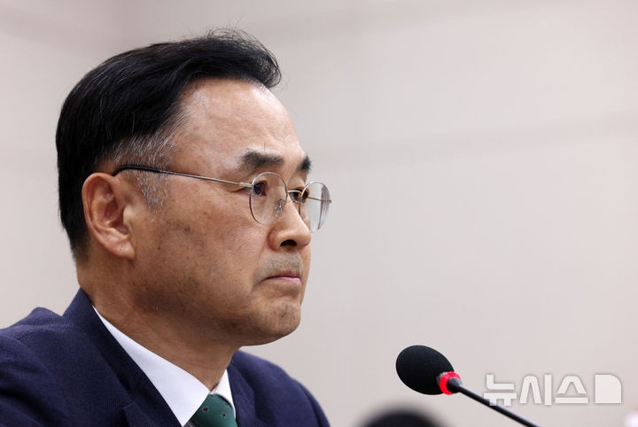 [서울=뉴시스] 고범준 기자 = 차정인 국가교육위원장이 7일 서울 여의도 국회에서 열린 교육위원회 국정감사(교육부 등)에서 의원 질의를 듣고 있다. 2026.10.07. bjko@newsis.com