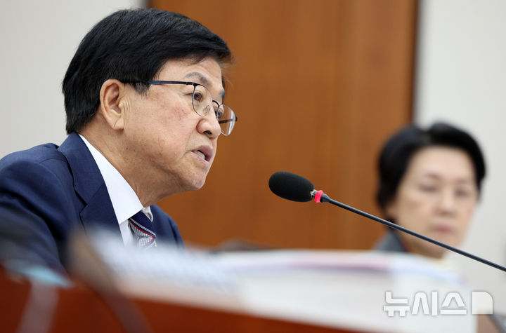 [서울=뉴시스] 고범준 기자 = 최교진 교육부 장관이 7일 서울 여의도 국회에서 열린 교육위원회 국정감사(교육부 등)에서 의원 질의에 답변하고 있다. 2026.10.07. bjko@newsis.com