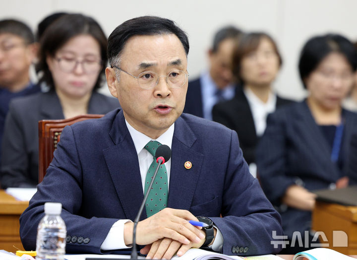 [서울=뉴시스] 고범준 기자 = 차정인 국가교육위원장이 7일 서울 여의도 국회에서 열린 교육위원회 국정감사(교육부 등)에서 의원 질의에 답변하고 있다. 2026.10.07. bjko@newsis.com