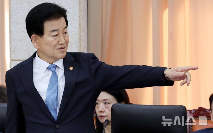 [서울=뉴시스] 박주성 기자 = 정동영 통일부 장관이 7일 오전 서울 남북회담본부에서 열린 통일부, 북한이탈주민지원재단, 남북교류협력지원협회, 민주평화통일자문회의사무처 국정감사에서 통일부 관계자들과 이야기를 나누고 있다. 2026.10.07. park7691@newsis.com