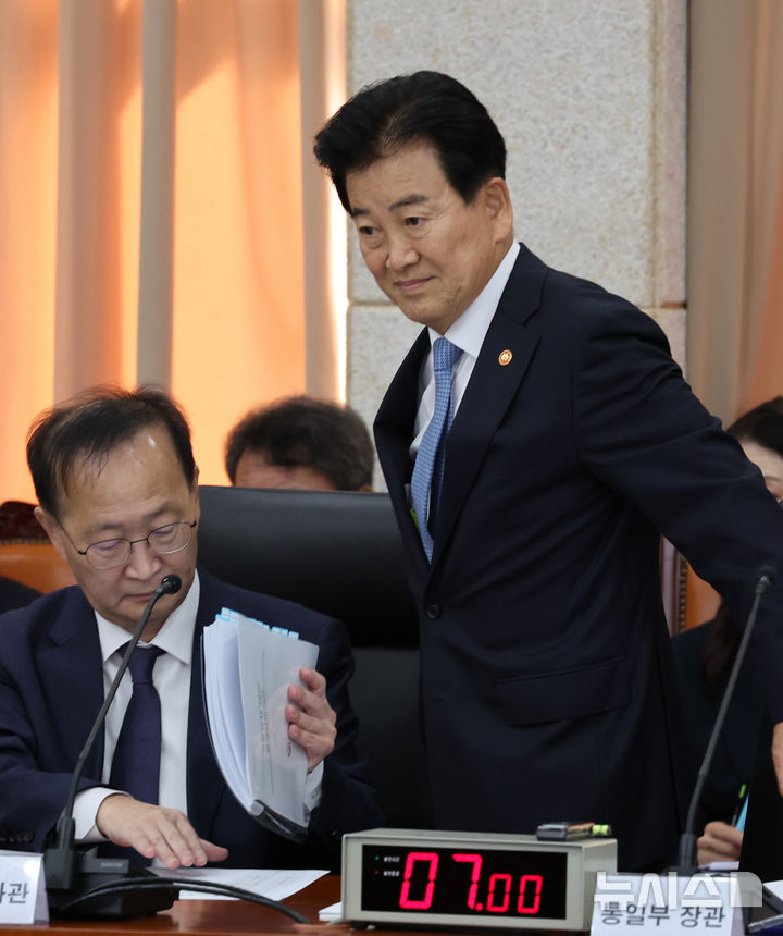 [서울=뉴시스] 박주성 기자 = 정동영 통일부 장관이 7일 오전 서울 남북회담본부에서 열린 통일부, 북한이탈주민지원재단, 남북교류협력지원협회, 민주평화통일자문회의사무처 국정감사에 참석하고 있다. 2026.10.07. park7691@newsis.com