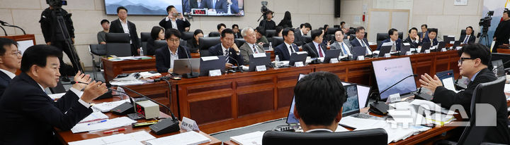 [서울=뉴시스] 박주성 기자 = 정동영 통일부 장관(왼쪽)과 무소속 한동훈 의원이 7일 오전 서울 남북회담본부에서 열린 통일부, 북한이탈주민지원재단, 남북교류협력지원협회, 민주평화통일자문회의사무처 국정감사에서 북한군 지뢰 관련 설전을 벌이고 있다. 2026.10.07. park7691@newsis.com