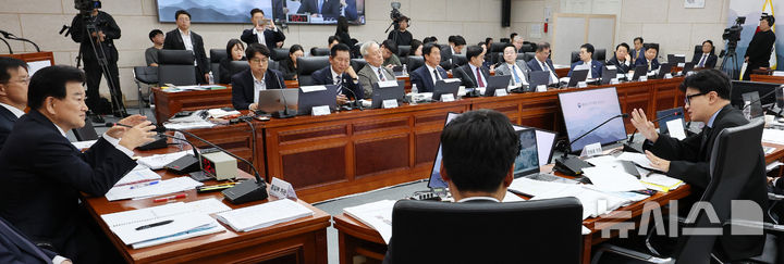 [서울=뉴시스] 박주성 기자 = 정동영 통일부 장관(왼쪽)과 무소속 한동훈 의원이 7일 오전 서울 남북회담본부에서 열린 통일부, 북한이탈주민지원재단, 남북교류협력지원협회, 민주평화통일자문회의사무처 국정감사에서 북한군 지뢰 관련 설전을 벌이고 있다. 2026.10.07. park7691@newsis.com