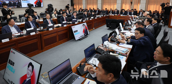 [서울=뉴시스] 박주성 기자 = 7일 오전 서울 남북회담본부에서 열린 통일부, 북한이탈주민지원재단, 남북교류협력지원협회, 민주평화통일자문회의사무처 국정감사에서 국민의힘 박충권 의원의 발언과 관련해 여야 의원들이 설전을 벌이고 있다. 2026.10.07. park7691@newsis.com