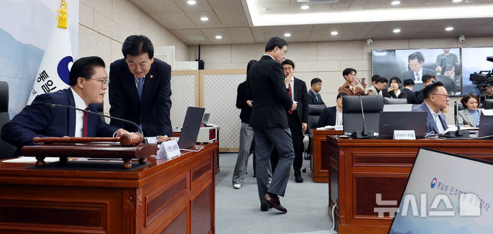 [서울=뉴시스] 박주성 기자 = 정동영 통일부 장관(오른쪽)과 송석준 국회 외교통일위원회 위원장이 7일 오전 서울 남북회담본부에서 열린 통일부, 북한이탈주민지원재단, 남북교류협력지원협회, 민주평화통일자문회의사무처 국정감사에서 이야기를 나누고 있다. 2026.10.07. park7691@newsis.com