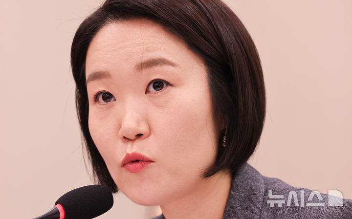[서울=뉴시스] 최진석 기자 = 이소영 중소벤처기업부 장관이 7일 여의도 국회에서 열린 산업통상자원중소벤처기업위원회의 중소벤처기업부 국정감사에 출석해 의원 질의에 답하고 있다. 2026.10.07. myjs@newsis.com