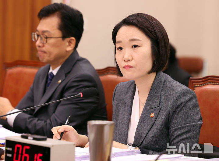 [서울=뉴시스] 최진석 기자 = 이소영 중소벤처기업부 장관이 7일 여의도 국회에서 열린 산업통상자원중소벤처기업위원회의 중소벤처기업부 국정감사에 출석해 의원 질의를 듣고 있다. 2026.10.07. myjs@newsis.com