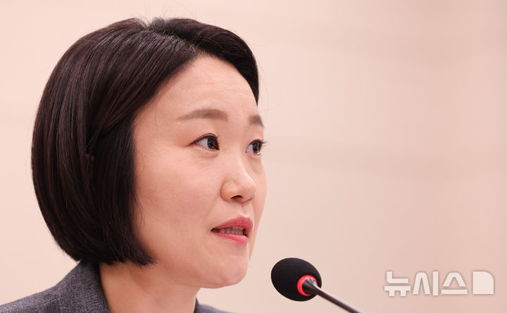 [서울=뉴시스] 최진석 기자 = 이소영 중소벤처기업부 장관이 7일 여의도 국회에서 열린 산업통상자원중소벤처기업위원회의 중소벤처기업부 국정감사에 출석해 의원 질의에 답하고 있다. 2026.10.07. myjs@newsis.com