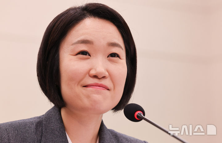 [서울=뉴시스] 최진석 기자 = 이소영 중소벤처기업부 장관이 지난 7일 여의도 국회에서 열린 산업통상자원중소벤처기업위원회의 중소벤처기업부 국정감사에 출석해 의원 질의에 답하고 있다. 2026.10.08. myjs@newsis.com