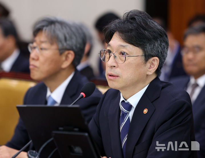 [서울=뉴시스] 고범준 기자 = 홍지선 국토교통부 장관이 7일 서울 여의도 국회에서 열린 국토교통위원회 국정감사(국토교통부 등)에서 의원 질의에 답변하고 있다. 2026.10.07. bjko@newsis.com