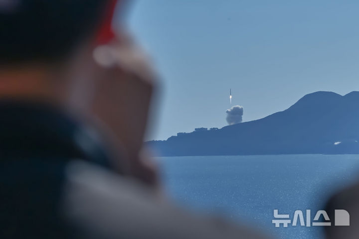 [전남광주=뉴시스] 이영주 기자 = 누리호 5차 발사가 진행된 7일 오후 전남광주 고흥군 우주발사전망대에서 시민들이 누리호 발사 과정을 지켜보고 있다. 2026.10.07. leeyj2578@newsis.com