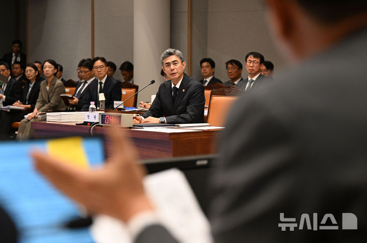 [서울=뉴시스] 국회사진기자단 = 강신철 국방부 장관이 7일 서울 용산구 국방부에서 열린 국회 국방위원회 국정감사에서 의원들 질의에 답하고 있다. 2026.10.07. photo@newsis.com