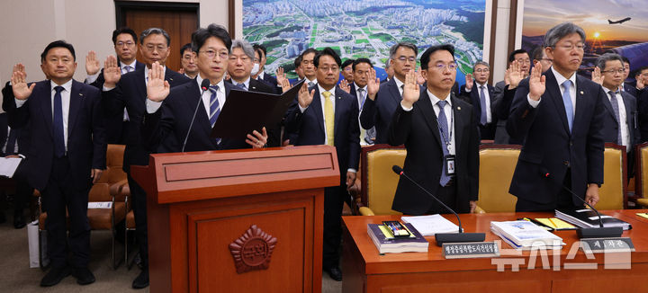 [서울=뉴시스] 고범준 기자 = 홍지선 국토교통부 장관 등이 7일 서울 여의도 국회에서 열린 국토교통위원회 국정감사(국토교통부 등)에서 선서를 하고 있다. 2026.10.07. bjko@newsis.com