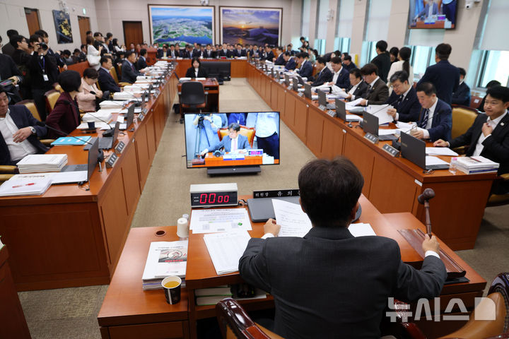 [서울=뉴시스] 고범준 기자 = 유의동 국회 국토교통위원회 위원장이 7일 서울 여의도 국회에서 열린 국토교통위원회 국정감사(국토교통부 등)에서 의사봉을 두드리고 있다. 2026.10.07. bjko@newsis.com