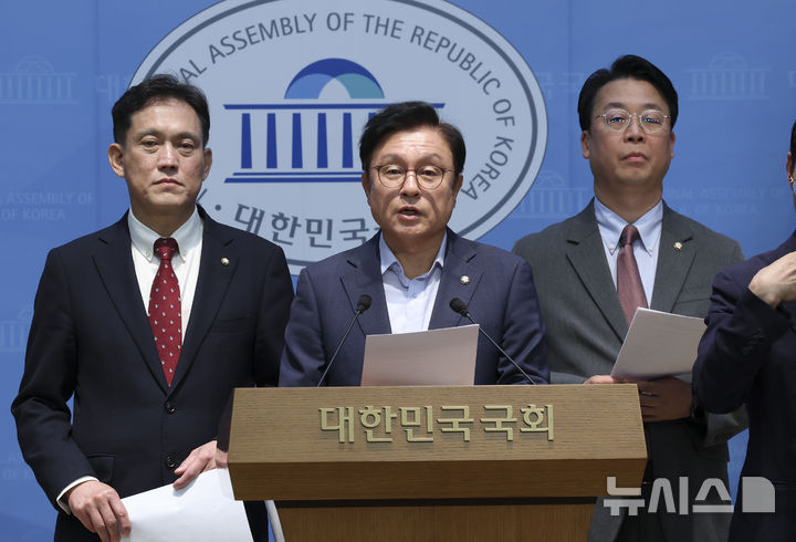 [서울=뉴시스] 김근수 기자 = 박형수 국민의힘 법제사법위원회 간사을 비롯한 곽규택 의원, 김태규 의원이 7일 오전 서울 여의도 국회 소통관에서 발언권 정지 관련 기자회견을 하고 있다. 2026.10.07. ks@newsis.com