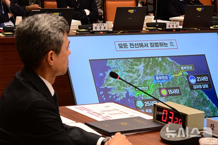 [서울=뉴시스] 국회사진기자단 = 강신철 국방부 장관이 7일 서울 용산구 국방부에서 열린 국회 국방위원회의 국방부에 대한 국정감사에 출석해 의원들의 질의를 듣고 있다. 2026.10.07. photo@newsis.com
