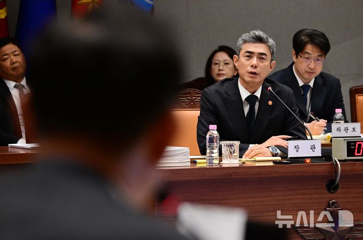 [서울=뉴시스] 국회사진기자단 = 강신철 국방부 장관이 7일 서울 용산구 국방부에서 열린 국회 국방위원회의 국방부에 대한 국정감사에 출석해 의원들의 질의에 답변하고 있다. 2026.10.07. photo@newsis.com