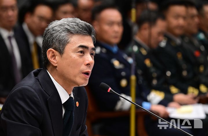 [서울=뉴시스] 국회사진기자단 = 강신철 국방부 장관이 7일 서울 용산구 국방부에서 열린 국회 국방위원회의 국방부에 대한 국정감사에 출석해 의원들의 질의에 답변하고 있다. 2026.10.07. photo@newsis.com