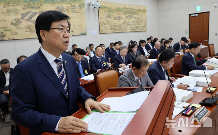 [서울=뉴시스] 고범준 기자 = 최교진 교육부 장관이 7일 서울 여의도 국회에서 열린 교육위원회 국정감사(교육부 등)에서 업무보고를 하고 있다. 2026.10.07. bjko@newsis.com