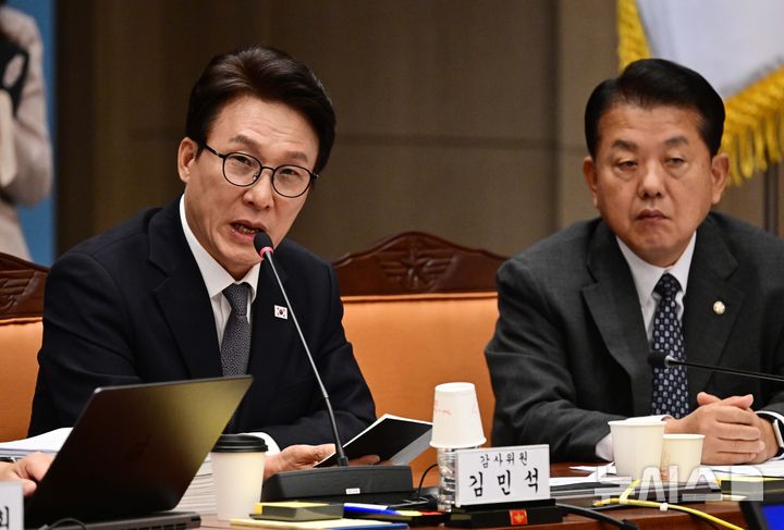 [서울=뉴시스] 국회사진기자단 = 김민석 더불어민주당 대표가 7일 서울 용산구 국방부에서 열린 국회 국방위원회의 국방부에 대한 국정감사에서 질의를 하고 있다. 2026.10.07. photo@newsis.com