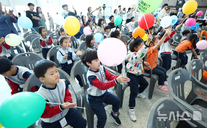 [과천=뉴시스] 전신 기자 = 7일 경기 국립과천과학관을 찾은 어린이들이 누리호 5차 발사 생중계를 시청하고 있다. 2026.10.07. photo1006@newsis.com