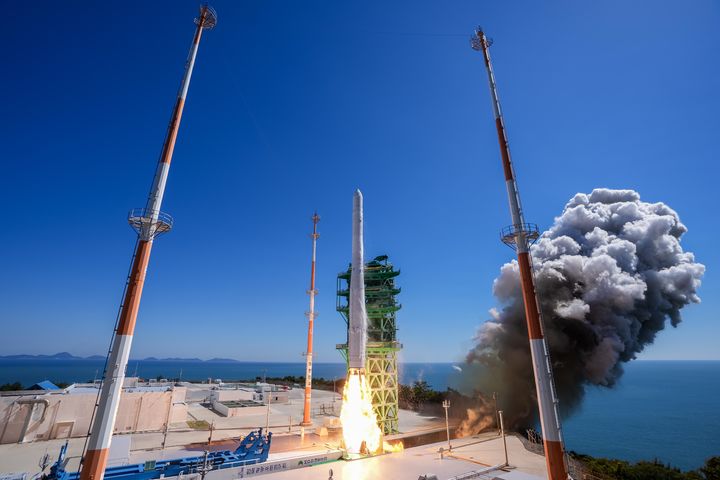 [서울=뉴시스] 7일 전남광주 고흥 나로우주센터에서 누리호가 5차 발사돼 우주로 향하고 있다. (사진=항우연 제공) 2026.10.07. photo@newsis.com *재판매 및 DB 금지