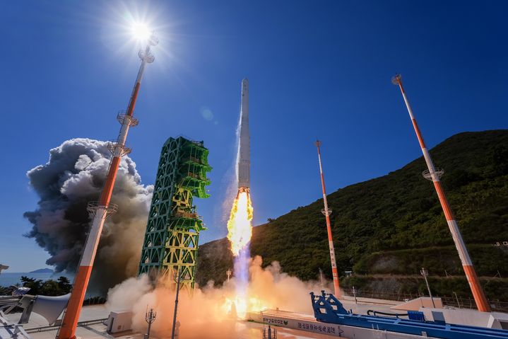 [서울=뉴시스] 7일 전남광주 고흥 나로우주센터에서 누리호가 5차 발사돼 우주로 향하고 있다. (사진=항우연 제공) 2026.10.07. photo@newsis.com *재판매 및 DB 금지