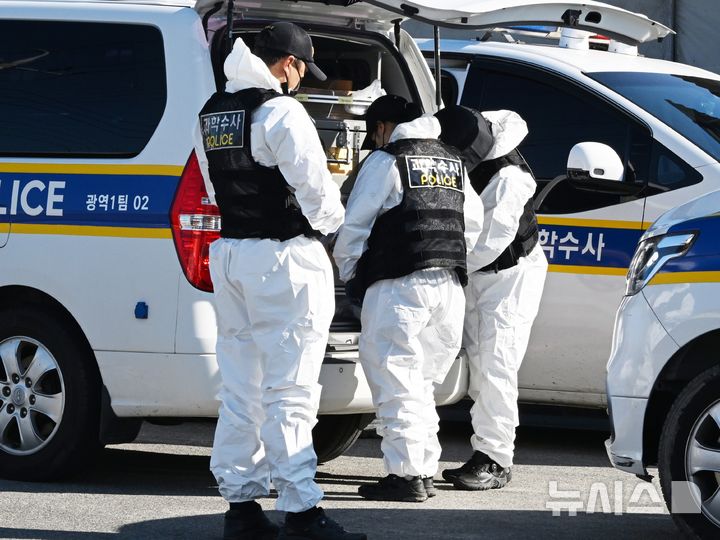 [나주=뉴시스] 이현행 기자 = 60대 부부가 신원을 알 수 없는 남성에게 살해돼 경찰이 추적에 나선 지 이틀째인 7일 오전 전남광주 나주시 왕곡면에서 과학수사대 관계자들이 추가 감식을 위한 준비를 하고 있다. 2026.10.07. lhh@newsis.com