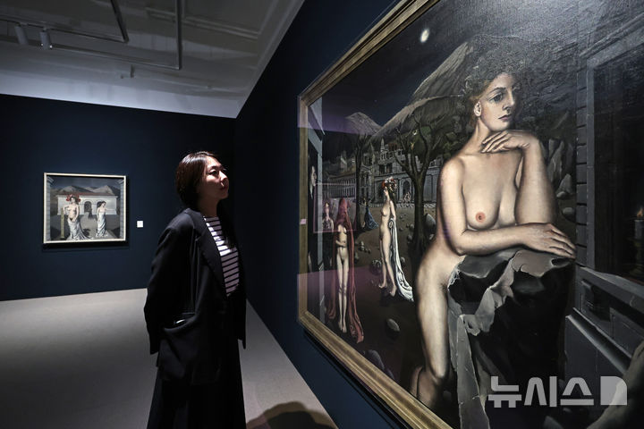 [서울=뉴시스] 박진희 기자 = 글로벌세아그룹의 글로벌세아 아트스페이스는 7일 서울 강남구 글로벌세아 아트스페이스에서 세계적인 현대미술 작가 14인의 작품을 통해 현대 미술의 흐름을 조망하는 기획전 '현대회화 하이라이트: 시대의 초상' 언론공개회를 갖고 폴 델보(Paul Delvaux) 작품을 선보이고 있다. 2026.10.07. pak7130@newsis.com