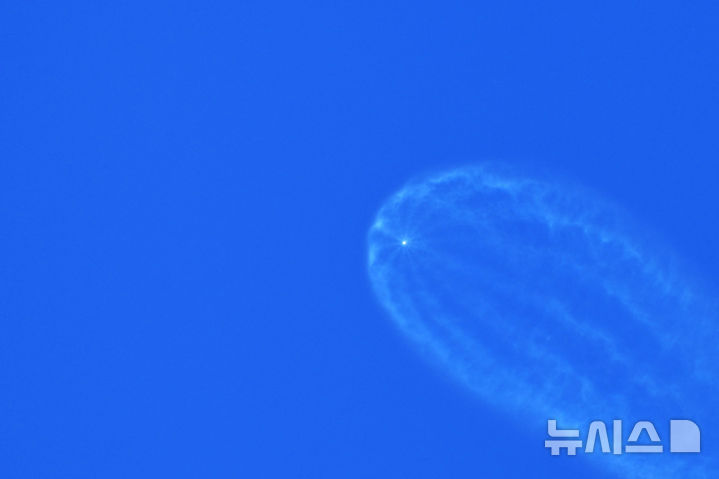 [남해=뉴시스] 차용현 기자 = 7일 오후 경남 남해군 망운산 정상에서 바라본 서쪽 하늘 위로 위성 15기를 실은 한국형발사체 누리호가 힘차게 우주로 날아오르고 있다. 2026.10.07. con@newsis.com